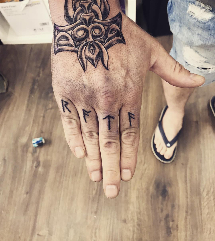 Runen Tattoo Finger Mann