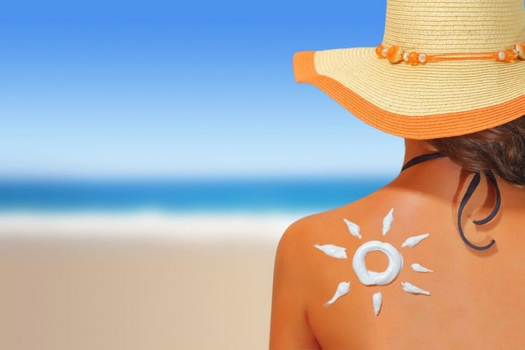Sommer Strand Sonnenschutzcreme auftragen