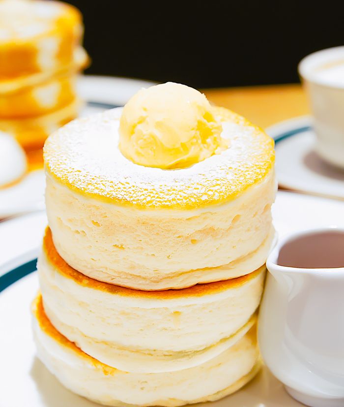 Pancakes japanischer Art garnieren Eis Puderzucker