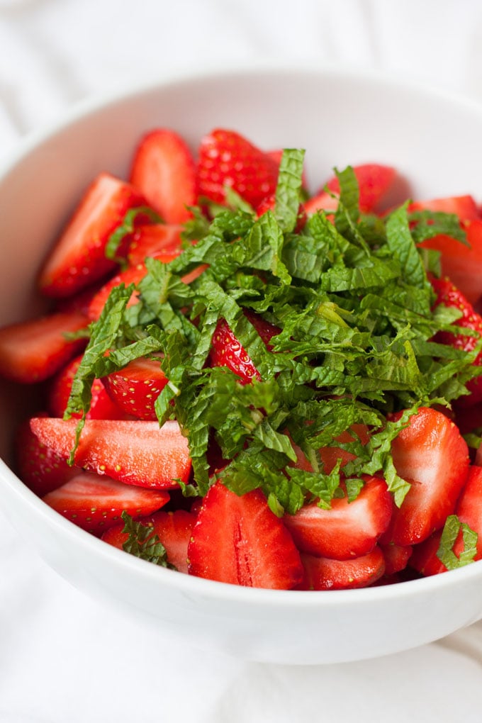 schneller Obstsalat mit Erdbeeren und Minze