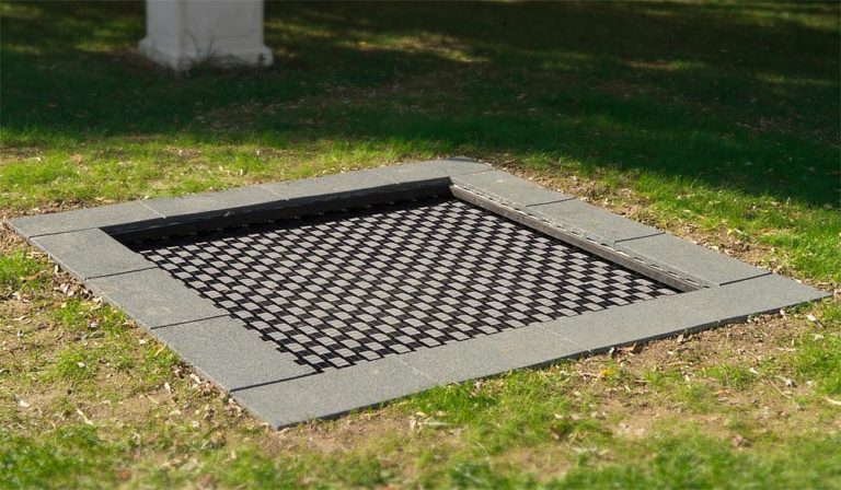 60+ Bodentrampolin Klein Garten, Der zugang zum trampolin ist auch