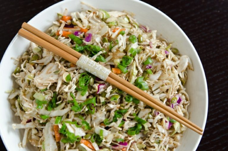 Yum Yum Salat: 3 Rezepte für das leckere asiatische Salat mit Nudeln