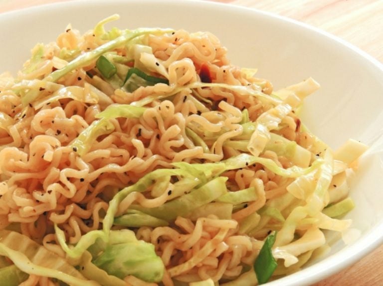 Yum Yum Salat: 3 Rezepte für das leckere asiatische Salat mit Nudeln