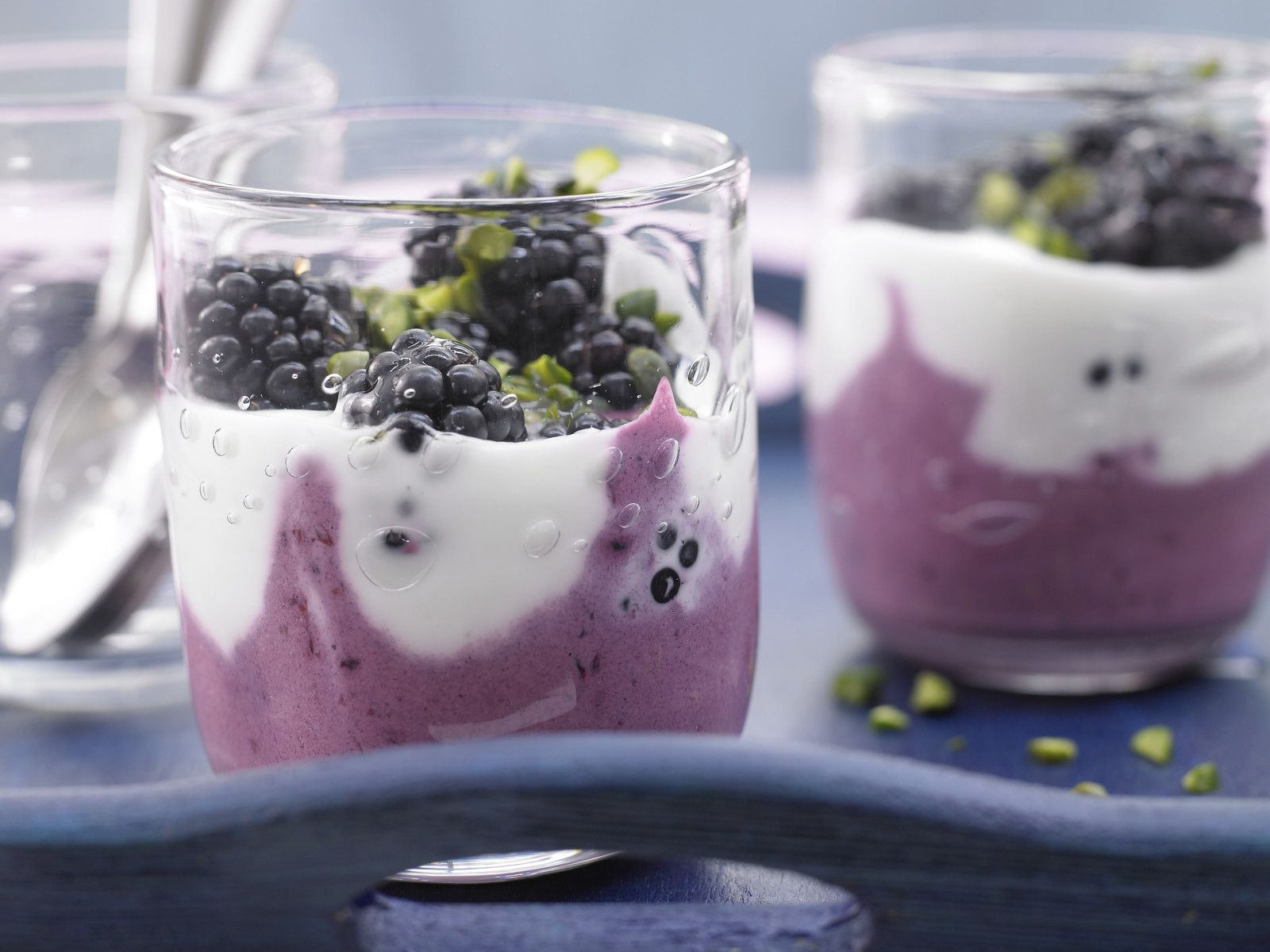 Dessert im Glas mit Brombeeren und Joghurt