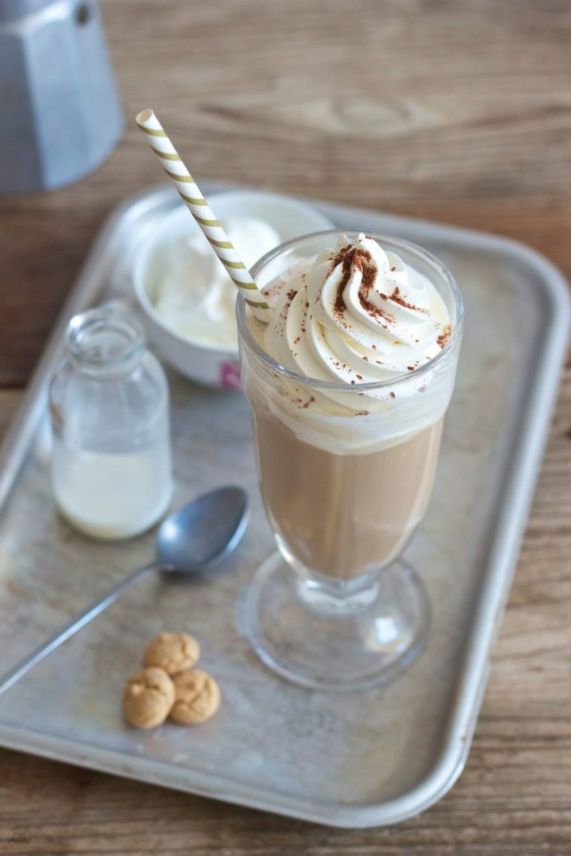 Eiskaffee mit Amaretto Sahne Kakaopulver