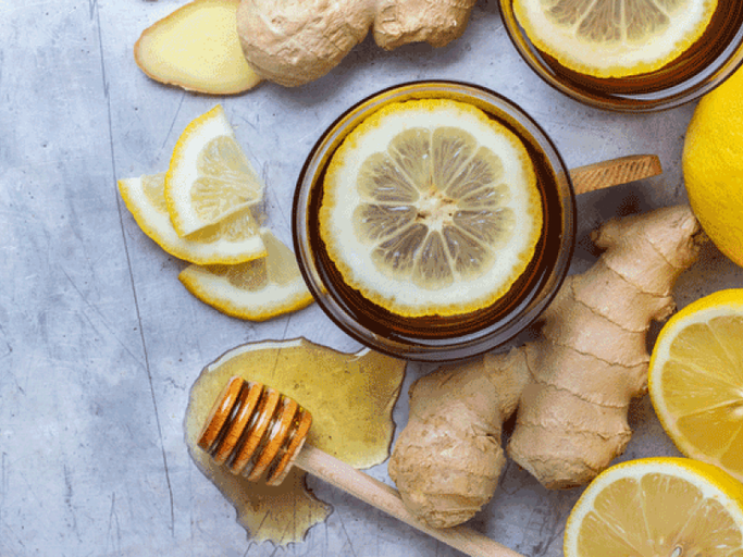 Hausmittel gegen Halsschmerzen heißes Getränk mit Zitrone, Honig und Ingwer