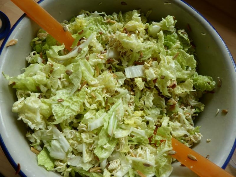 Yum Yum Salat zubereiten Eisbergersalat Nudeln