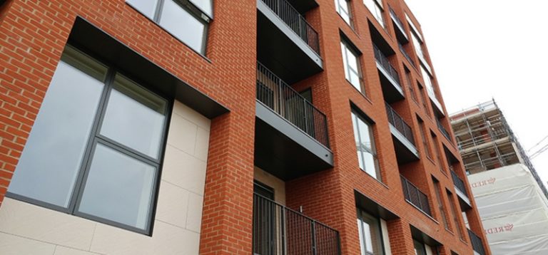 Balkonverkleidung aus Holz, Stoff oder Metall - moderne Ideen