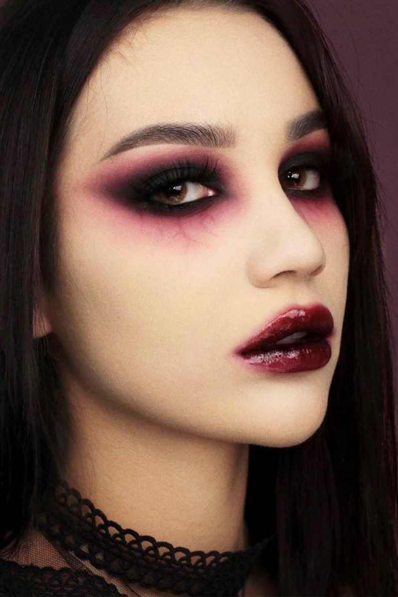 Vampir Make-up Blutrote Lippen Smokey Eyes