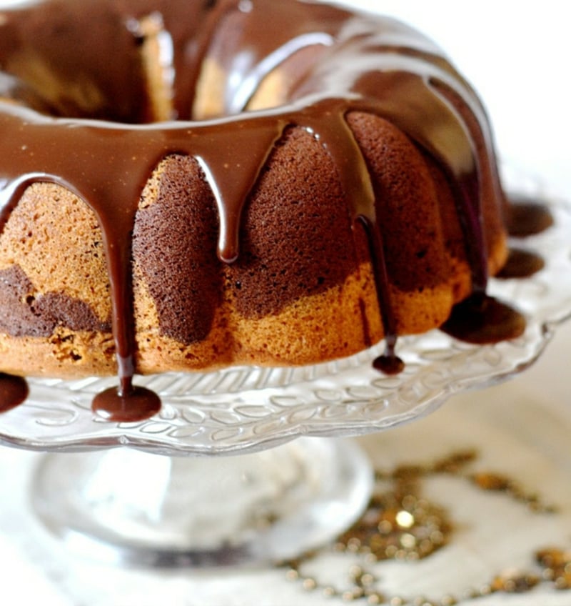 Marmorkuchen saftig mit Schokolade garnieren