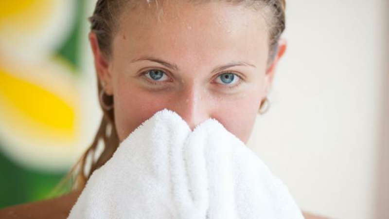Gesicht abtrocknen sauberes Handtuch