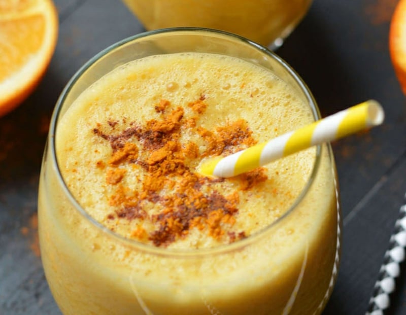vegane Goldmilch zubereiten mit Orangensaft