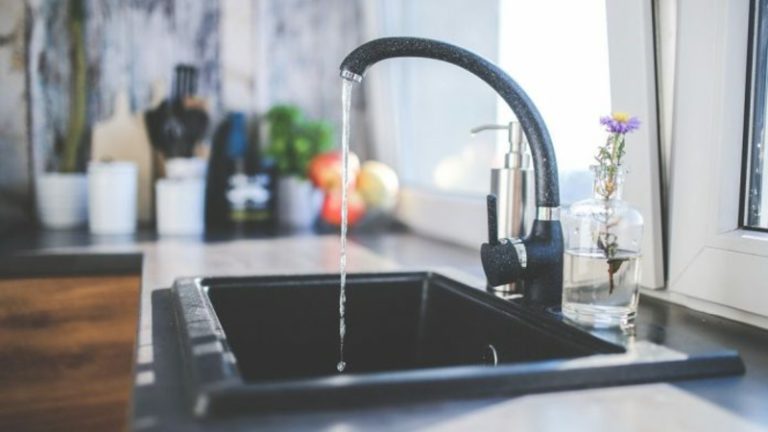 Spülbecken reinigen: Tipps für Spülen aus verschiedenen Materialien