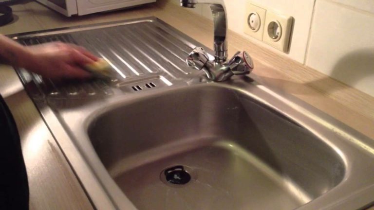 Spülbecken reinigen: Tipps für Spülen aus verschiedenen Materialien