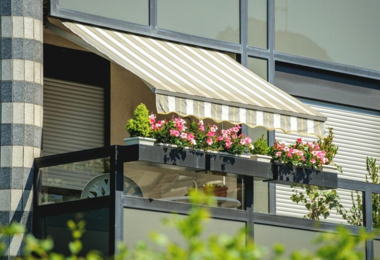 Markise Balkon: eine herrliche Variante für Sonnen- und Sichtschutz
