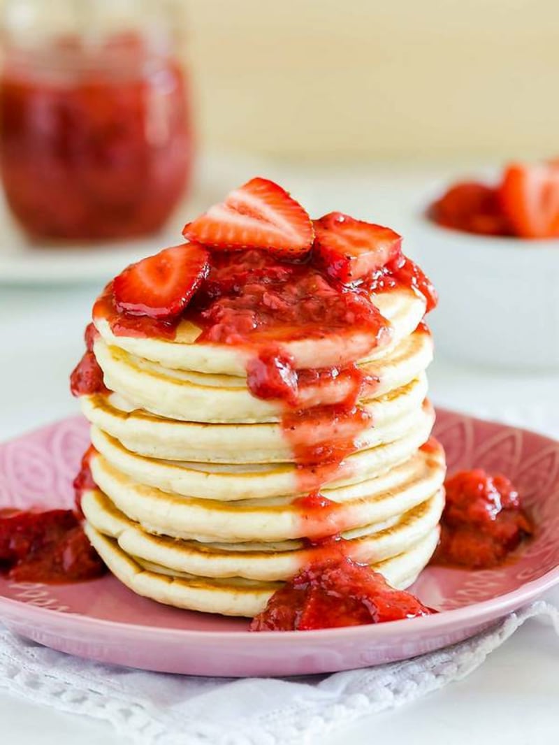Pfannkuchen mit frischen Erdbeeren