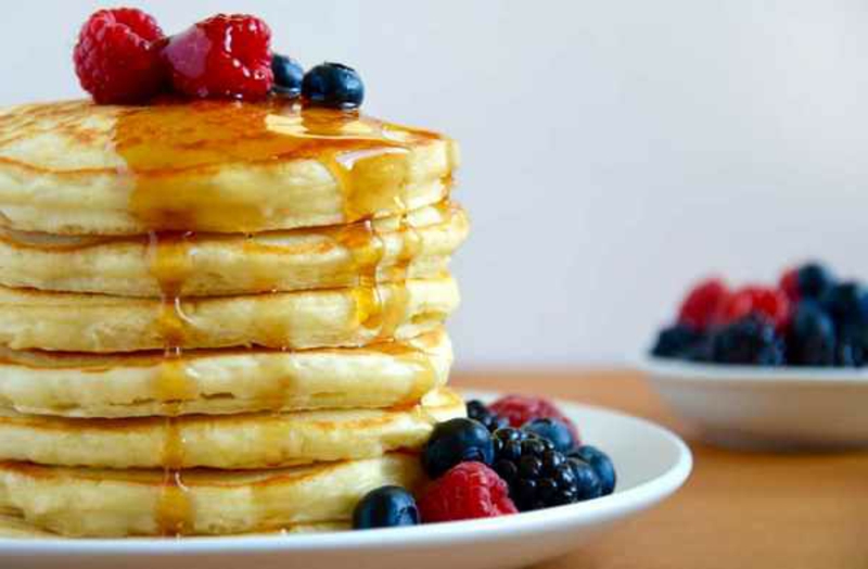 American Pancakes Rezept mit Honig und Beeren