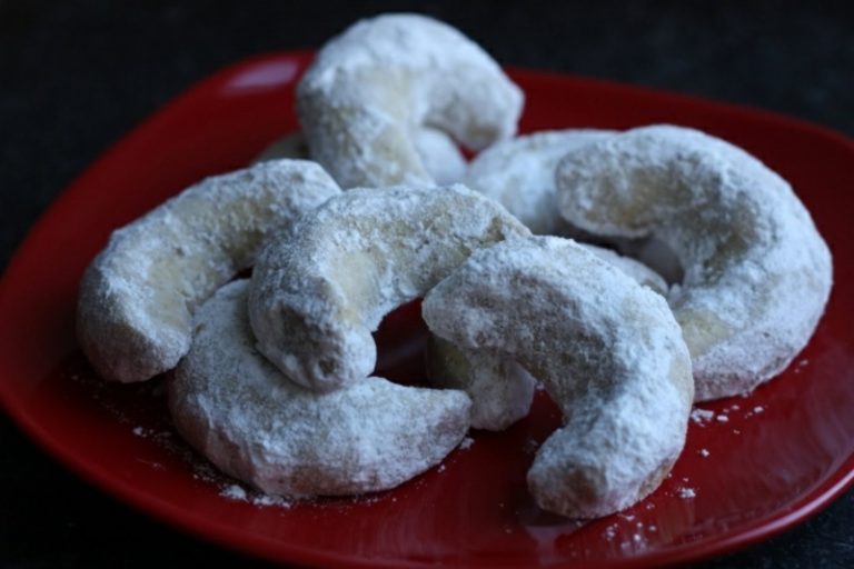 Vanillekipferl in Zucker wälzen
