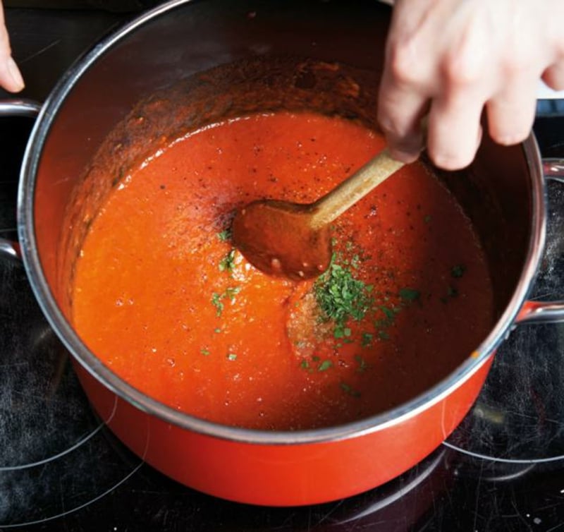 Tomatensauce zubereiten Currywurst Rezept