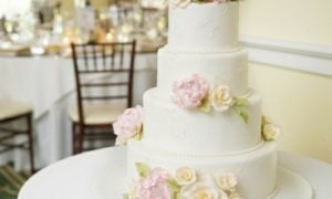 Hochzeitstorte mit Blumen und Zuckerperlen fantastischer Look