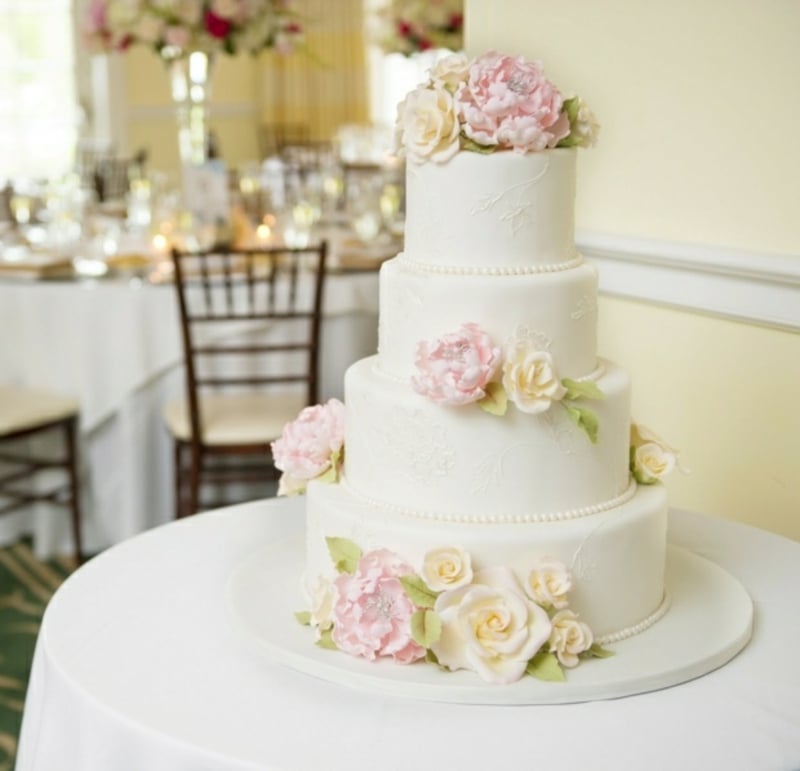 Hochzeitstorte mit Blumen und Zuckerperlen fantastischer Look