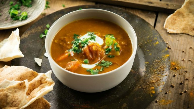 Rote Linsensuppe mit Joghurt