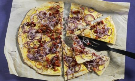 Flammkuchen mit Zwiebeln und Speckwürfeln