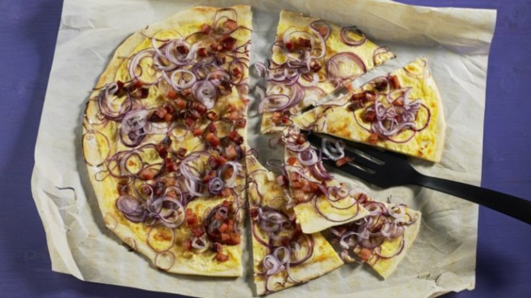 Flammkuchen backen: Rezept für den Teig + Ideen für Belag