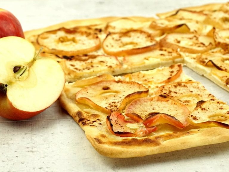 Flammkuchen backen: Rezept für den Teig + Ideen für Belag