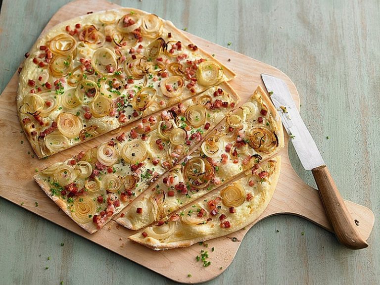 Flammkuchen backen: Rezept für den Teig + Ideen für Belag - ZENIDEEN