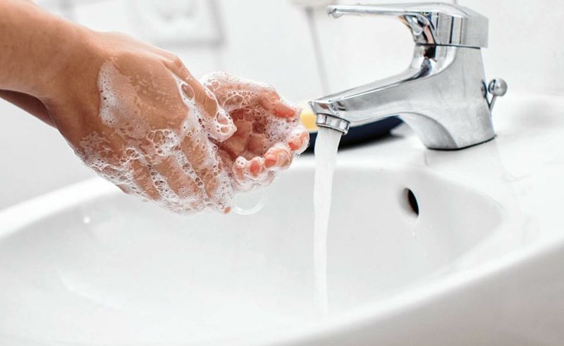 sich die Hände mit Seife waschen