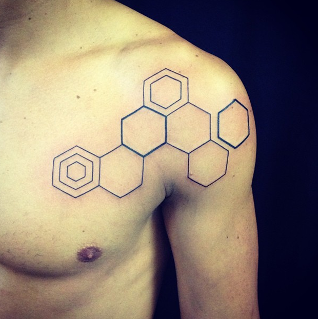 Tattoo Hexagone Mann Brust originell