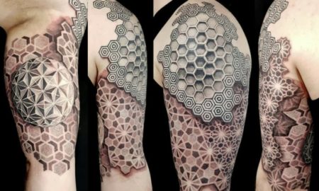 Tattoo Hexagone Mann Schulter Oberarm 3D Effekt