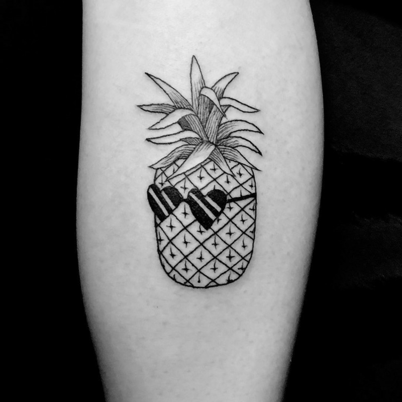 Tattooideen kleine Ananas mit Sonnenbrillen