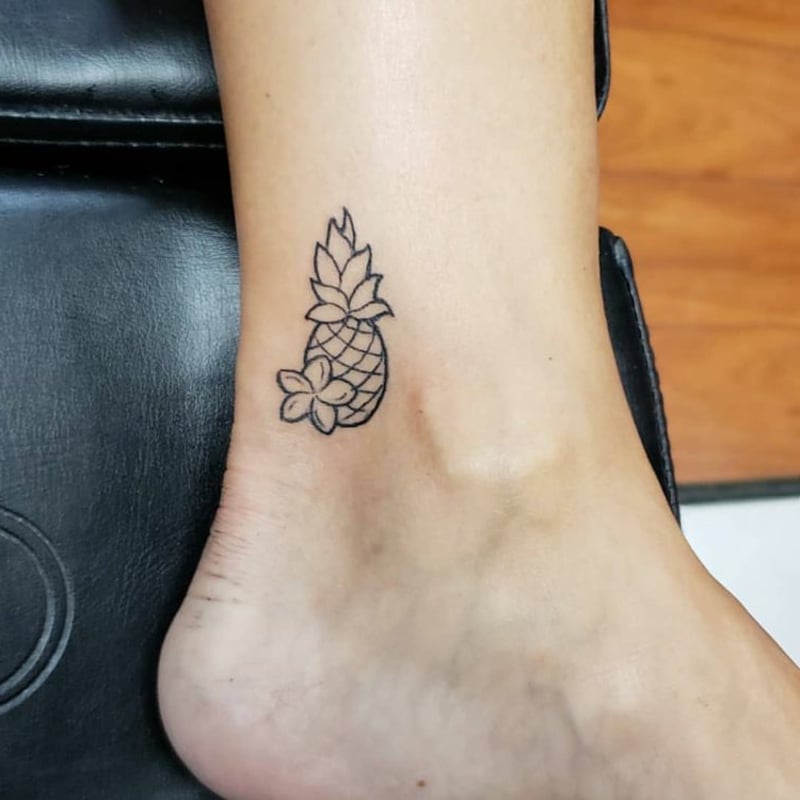 dezenter Tattoo Ananas mit Blume
