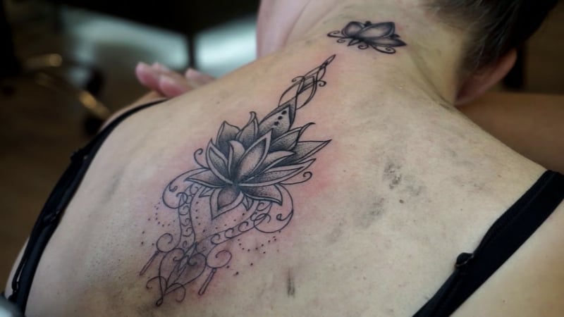Lotus Tattoo Mandala Rücken Frau groß