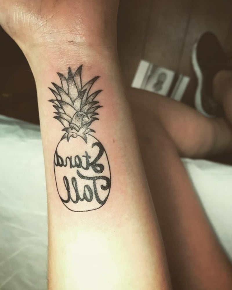 Ananas Tattoo mit Spruch stilvolles DEsign