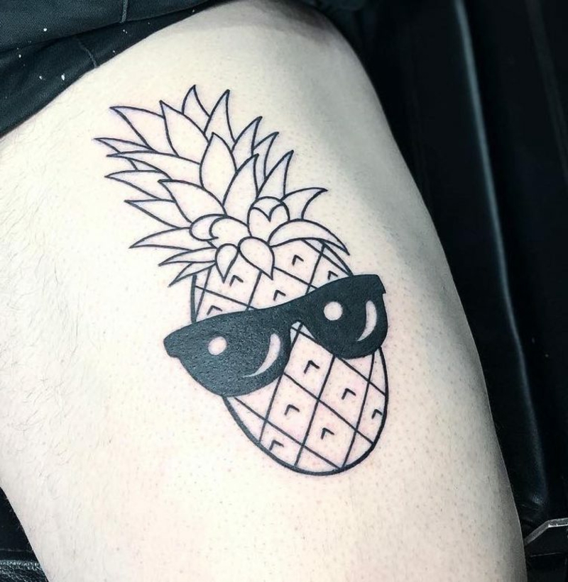 Ananas Tattoo mit Sonnenbrillen cool