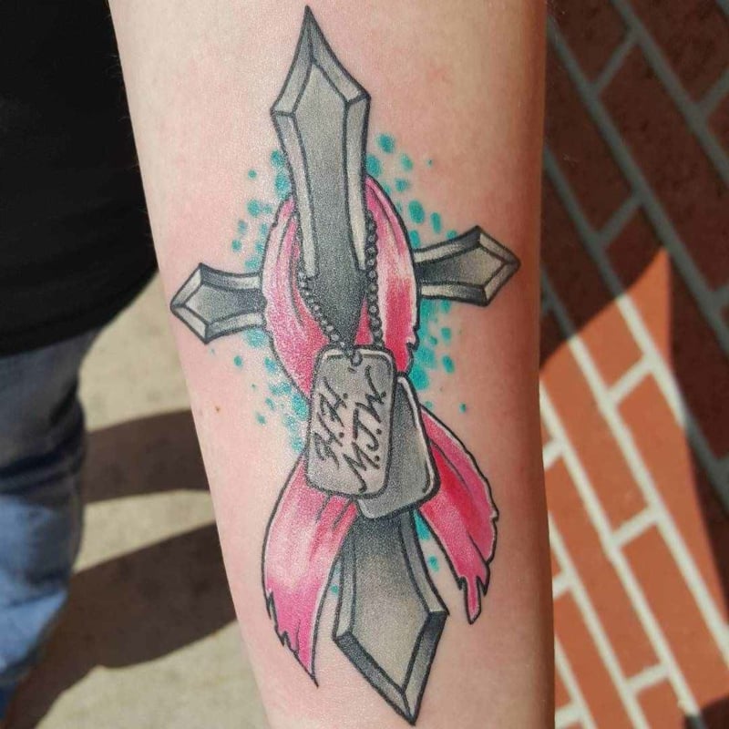 Tattoo tiefsinnig Kreuz Brustkrebs