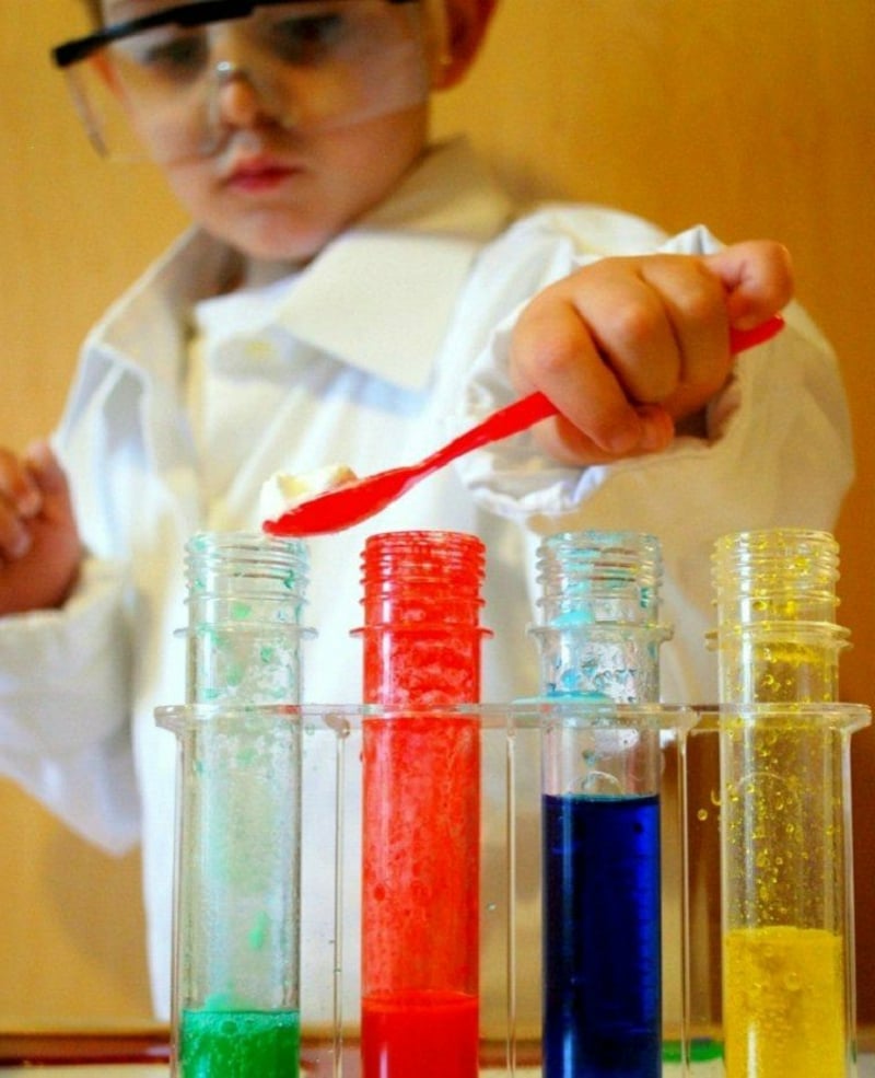 Experimente machen Kinder Lebensmittelfarben