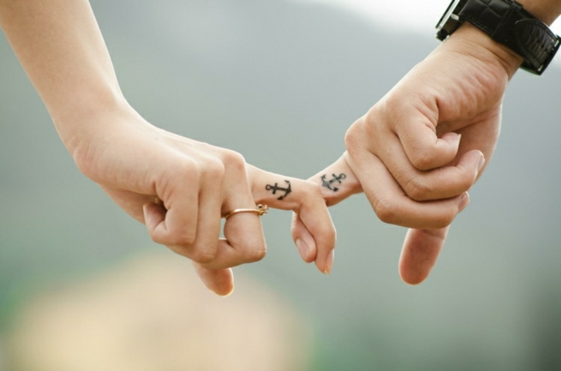 Anker Tattoos Finger seitlich Ehepaar