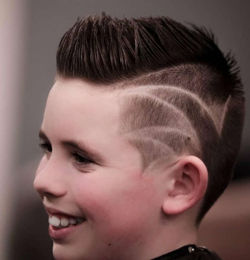 Frisuren für Jungen Iro Schnitt mit Muster