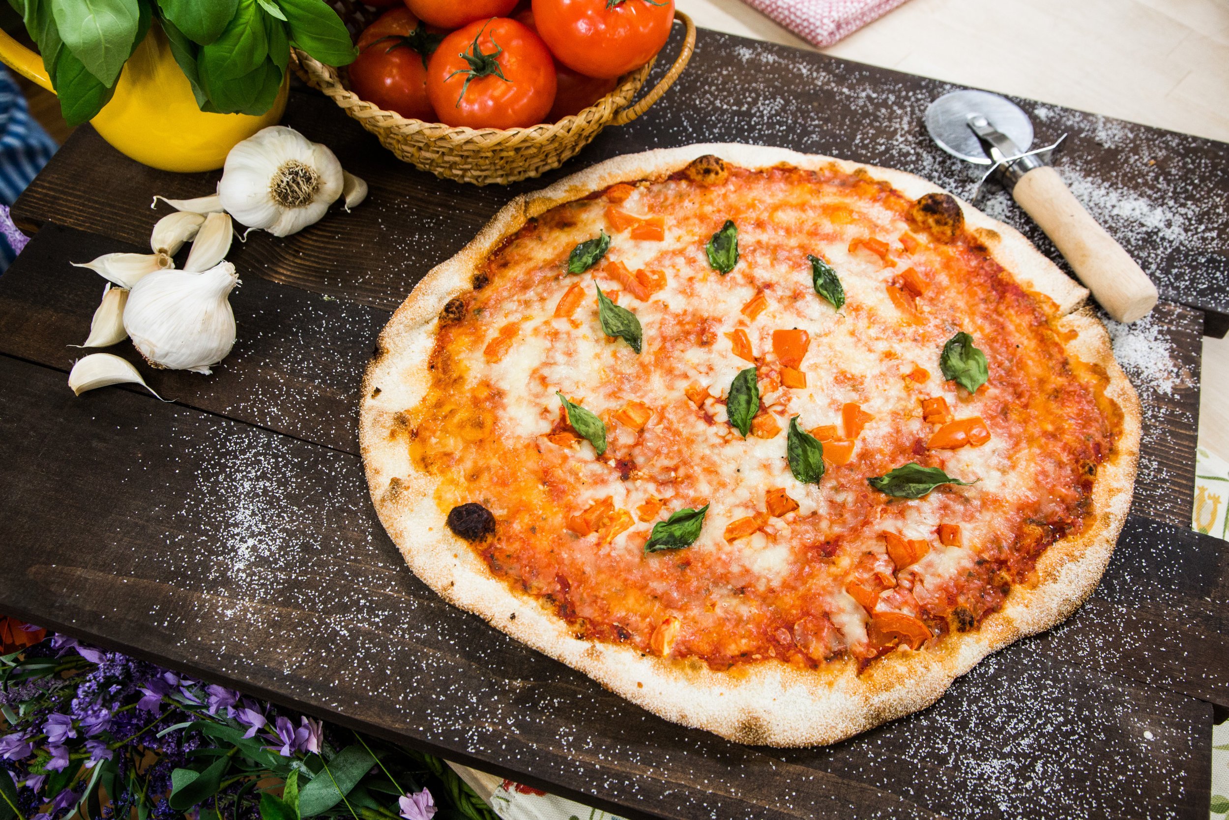 Pizza mit Baslikum und Mozzarella