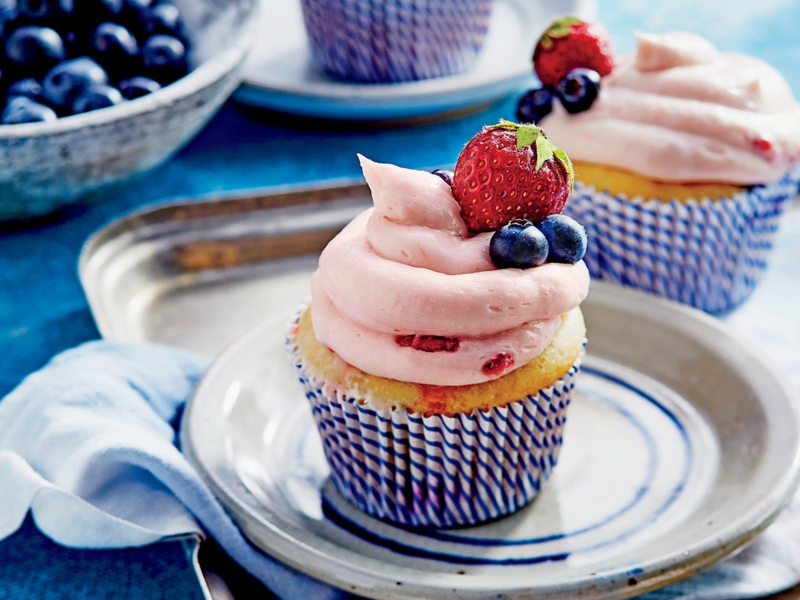 Muffins mit Frosting Erdbeeren Blaubeeren
