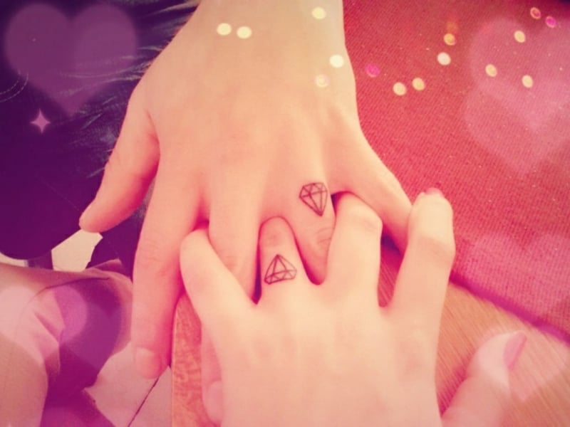 Partner Tattoos Finger Diamanten