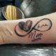 Tattoos für Frauen ab 50 Unendlichkeitszeichen Fingerabdrücke