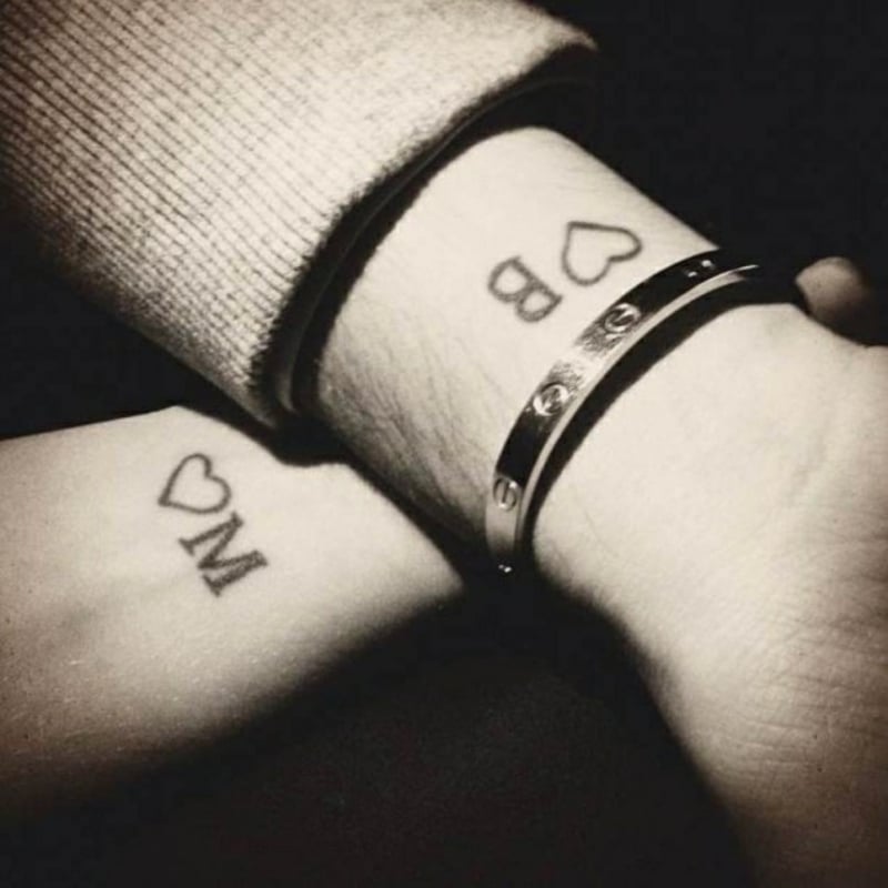 romantische Tattoos Ehepaar Herzen Buchstaben
