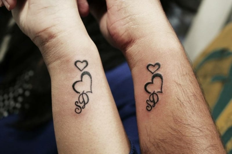 Partner Tattoos herzen Initiale