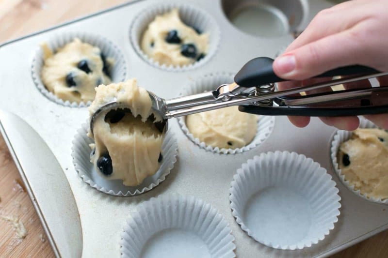 Muffins backen Teig in die Form verteilen