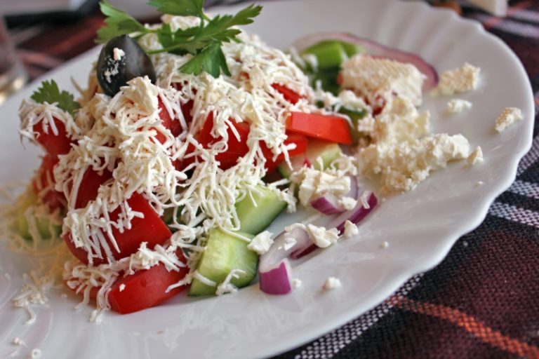 Schopska Salat: eine sommerliche Spezialität aus der bulgarischen Küche ...